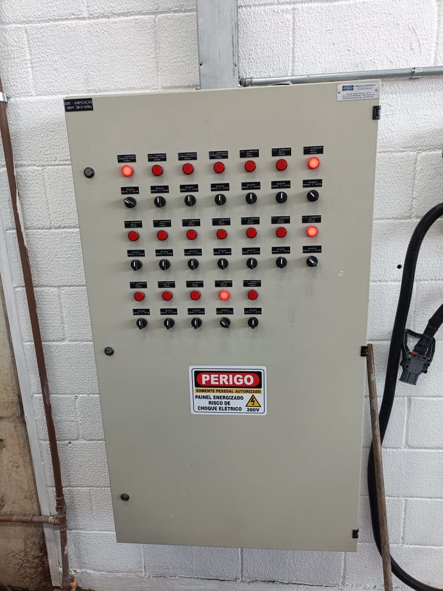 Cuadro eléctrico industrial con pilotos de señalización y protecciones cableadas