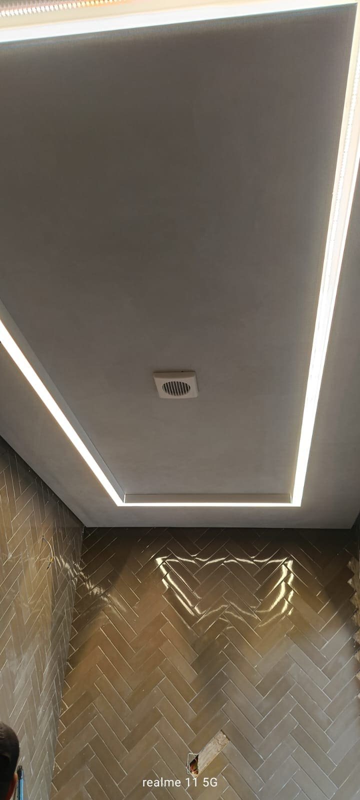 Iluminación lineal continua integrada en el perímetro de un techo de pladur