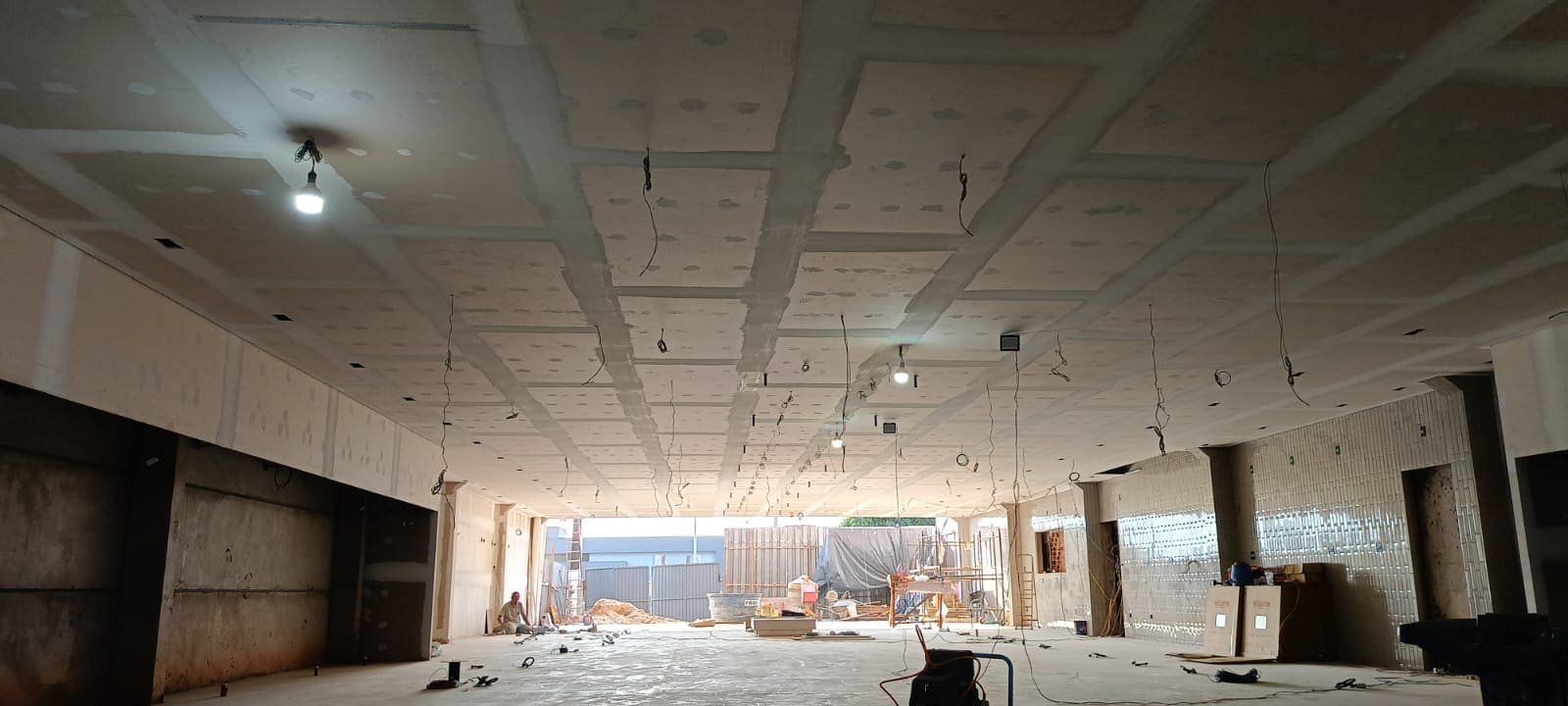 Estructura metálica de un falso techo montada en un local diáfano en obra